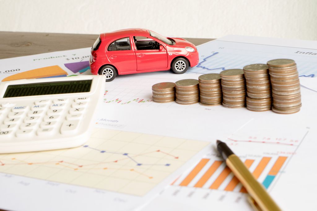 W przypadku samochodu zakupionego na firmę, podatnik może wpisać w koszty, opłaty związane z eksploatacją pojazdu.